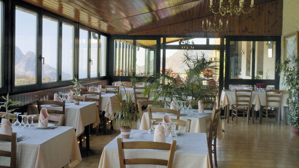 Hotel Aitone dining room