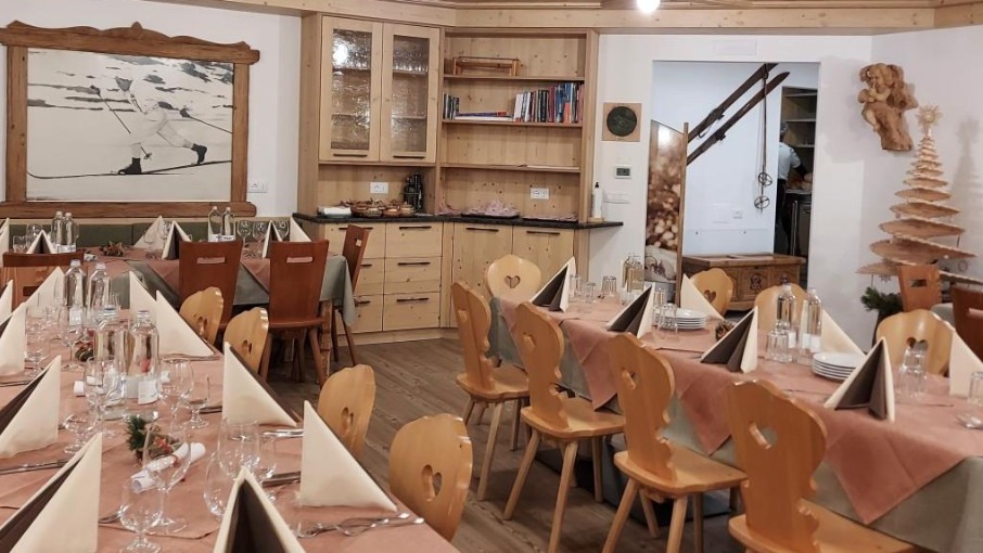 Rifugio Capanna dining room