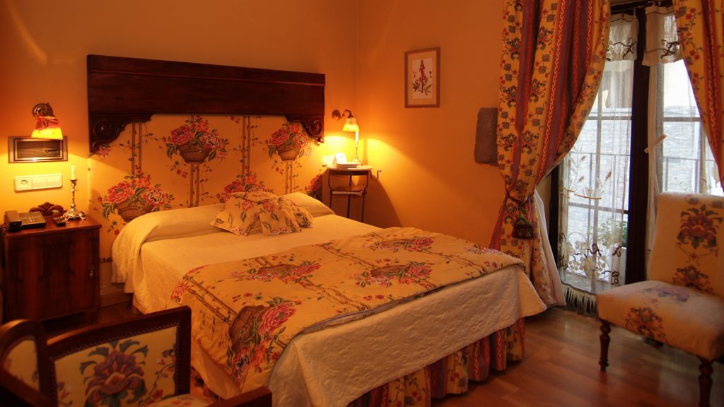 Hotel Almud bedroom
