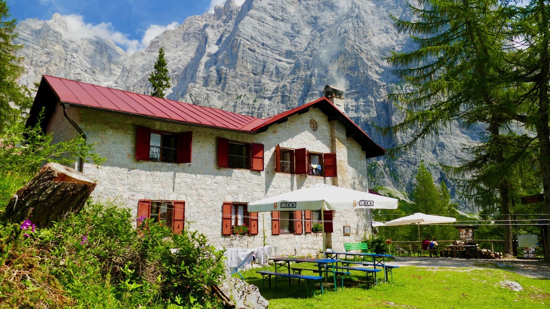 Rifugio Vazzoler exterior