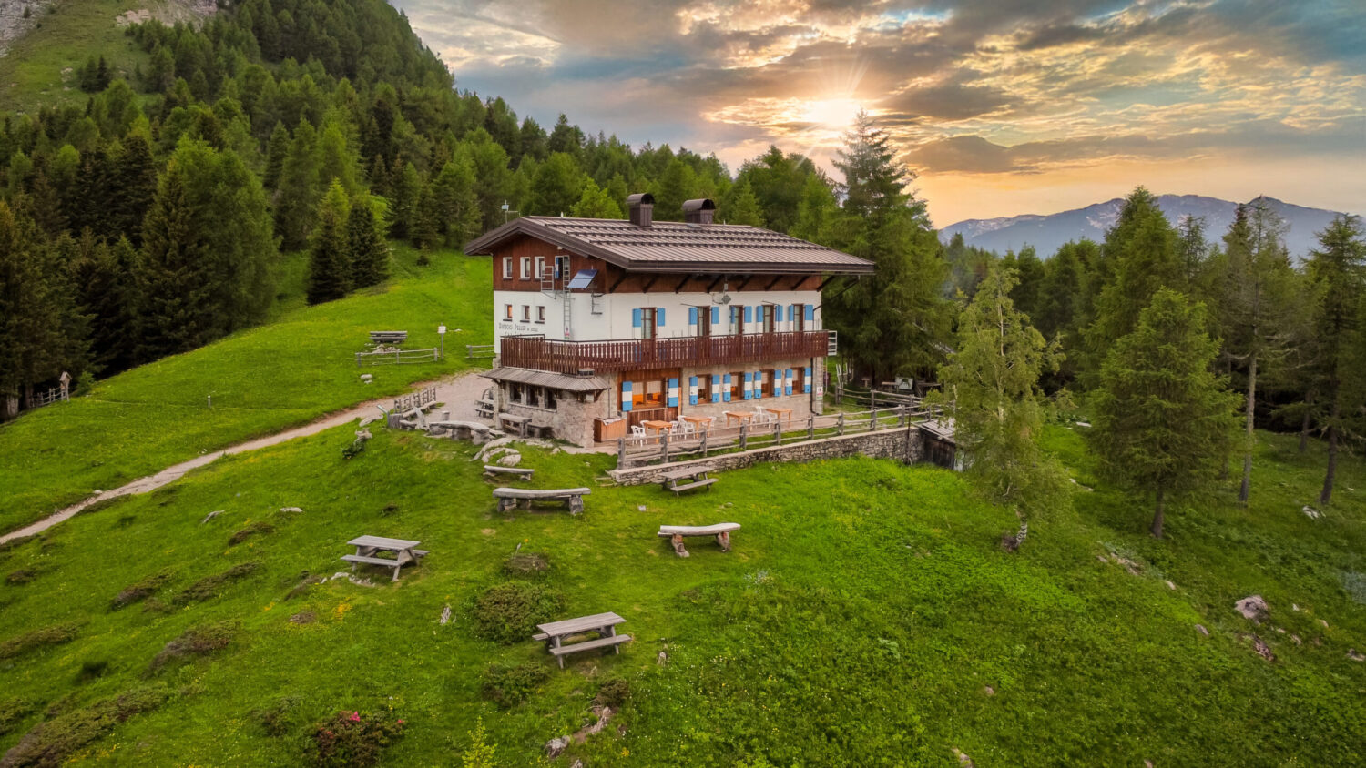 Rifugio Peller exterior