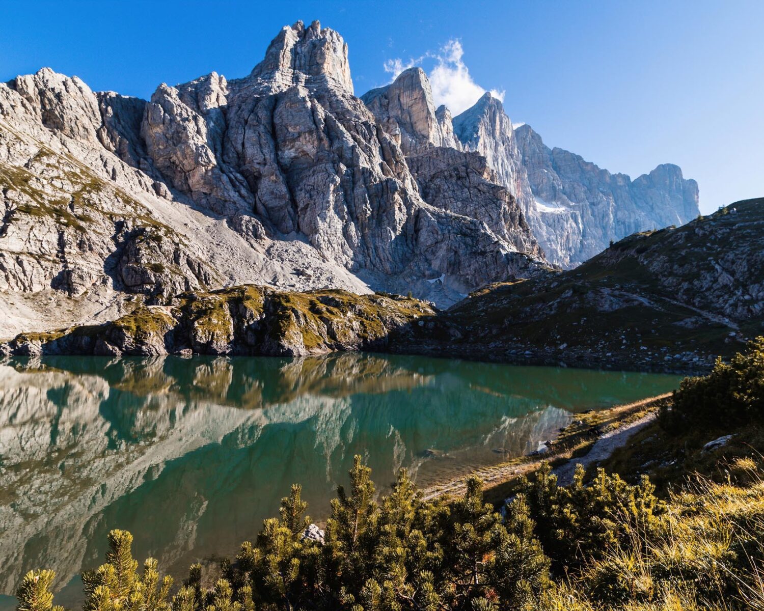 Lago di Coldai, al cospetto del Monte Civetta, Dolomiti, Italia