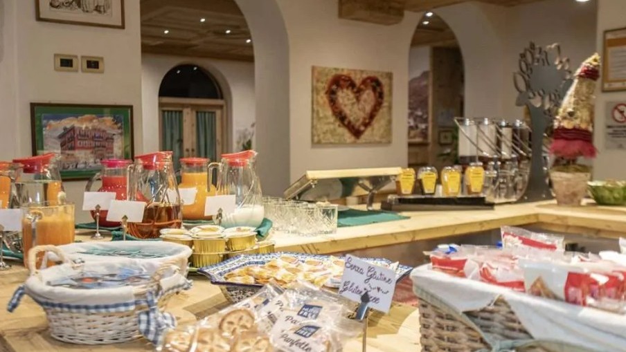 Cortina-hotel-dining-room