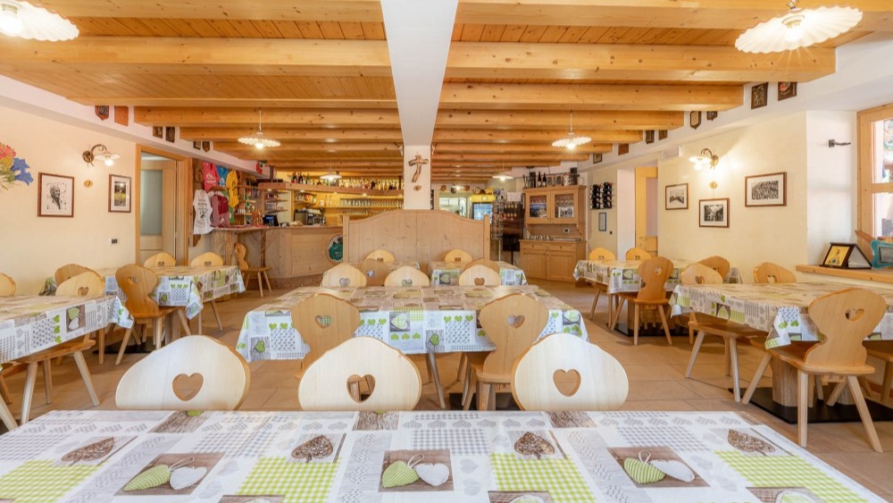 Rifugio Contrin dining room
