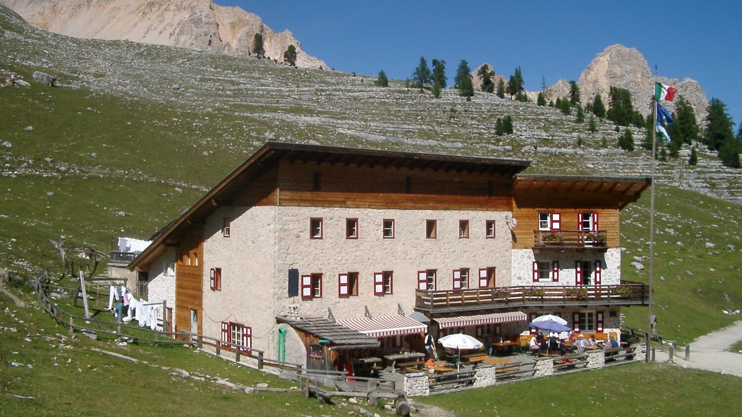 Rifugio Lavarella exterior