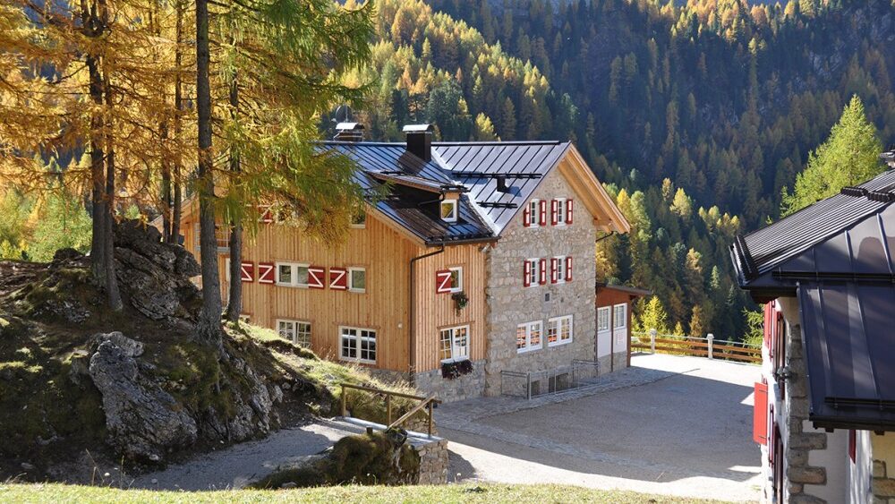 Rifugio Contrin exterior