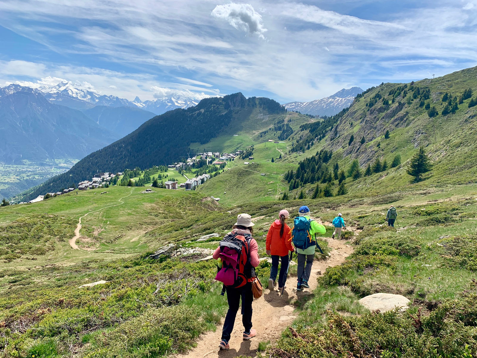 Wanderer / Wandergruppe wandern auf Fiescheralp nach Riederalp i