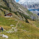 Wanderer auf dem UNESCO Panoramaweg in der Aletsch Arena im Wall
