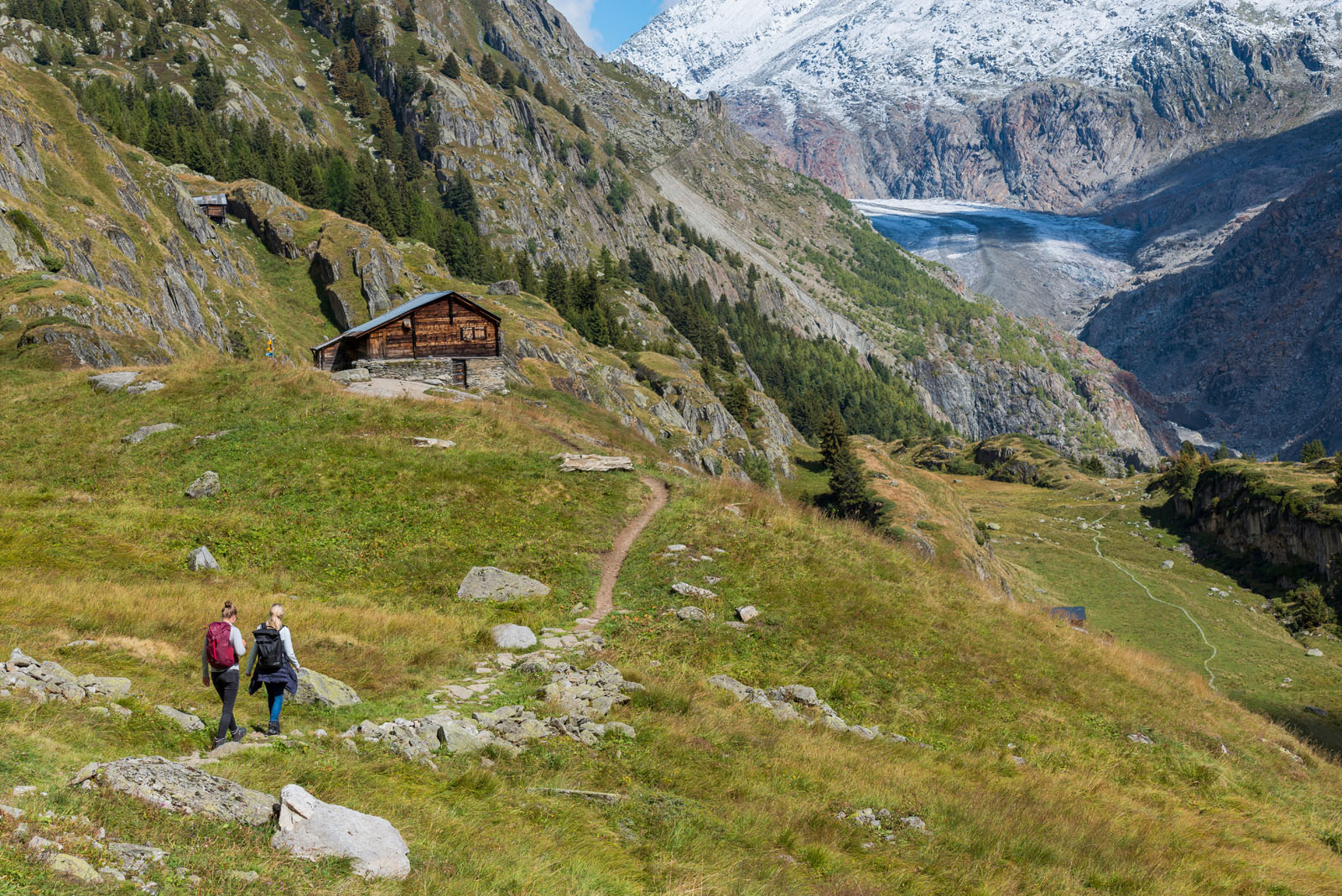 Wanderer auf dem UNESCO Panoramaweg in der Aletsch Arena im Wall