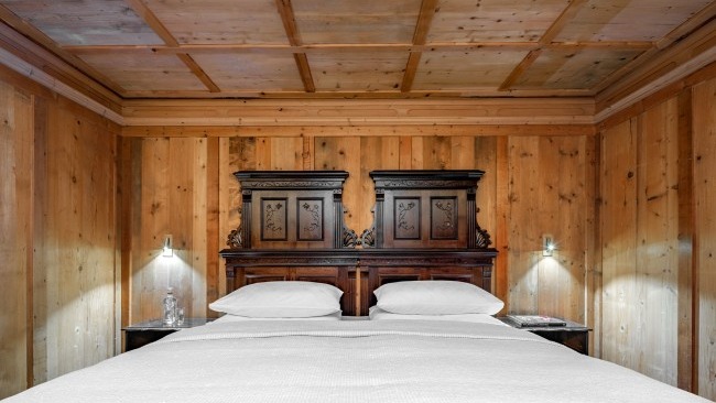 La Perla Hotel bedroom
