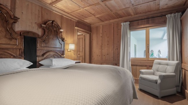 La Perla Hotel bedroom