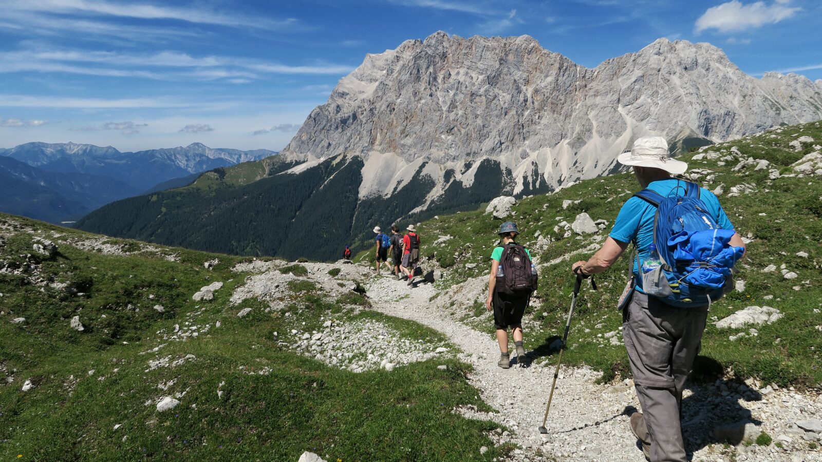 Igels Torl - walking away zugspitze background_