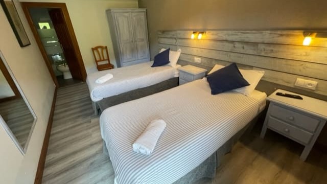 Hotel Torrecerredo bedroom