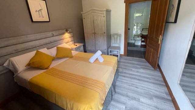 Hotel Torrecerredo bedroom
