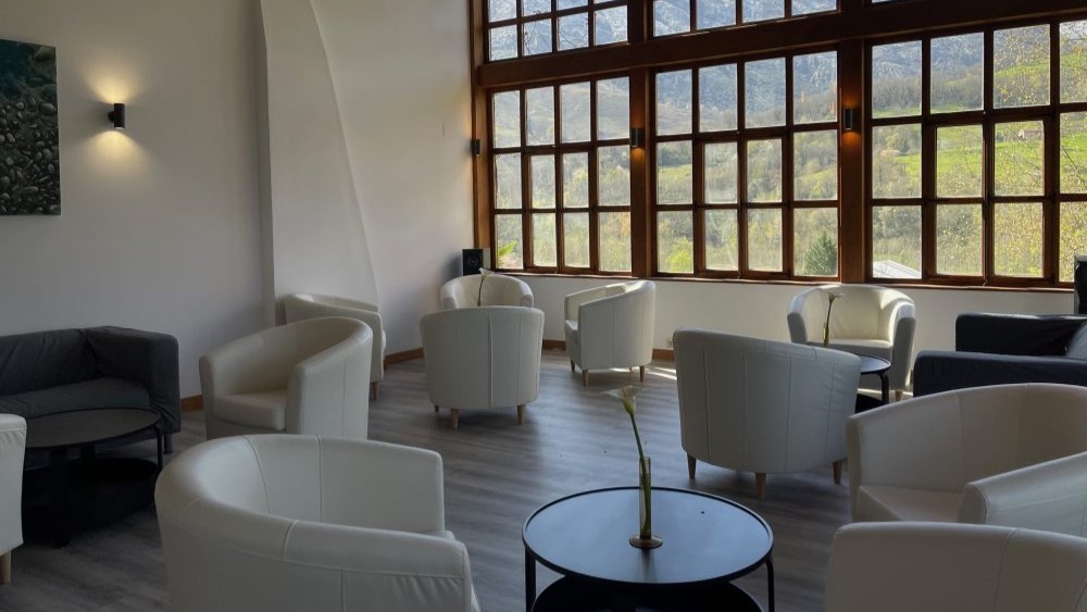 Hotel Torrecerredo lobby
