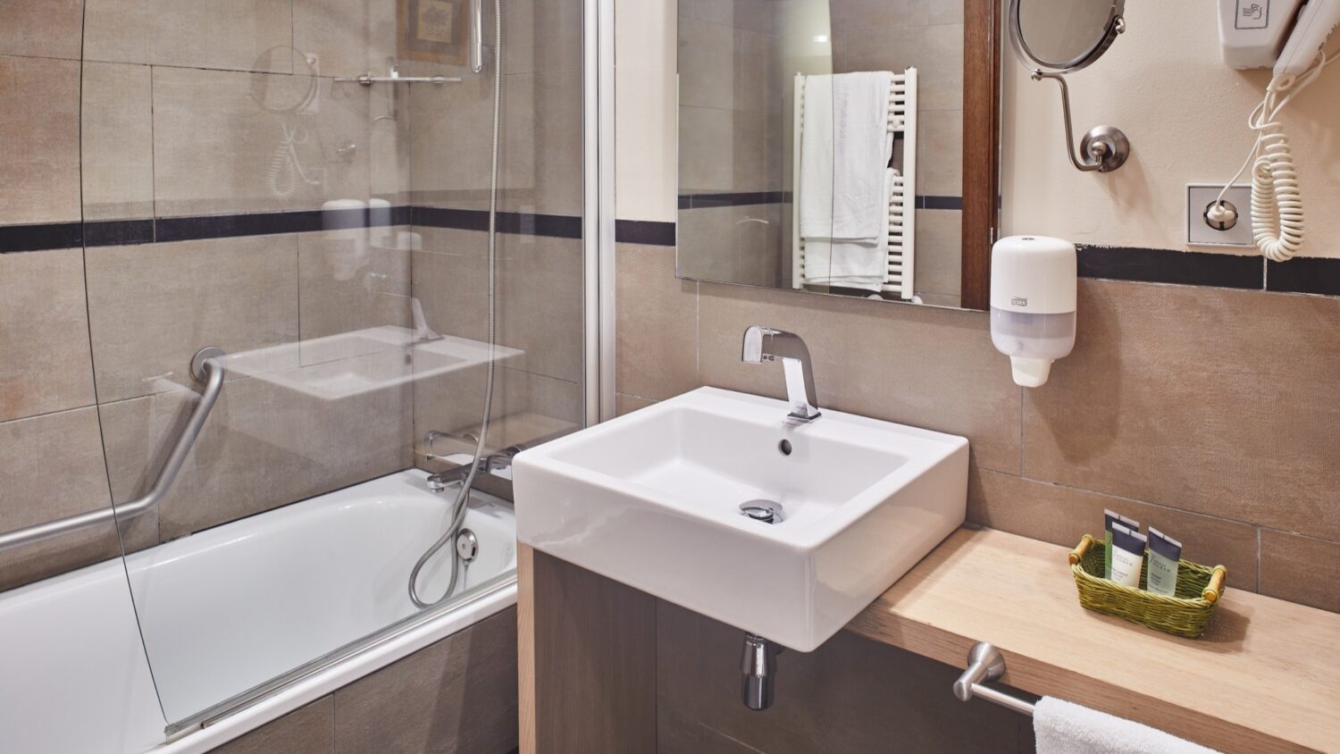 Hotel Ordesa bathroom