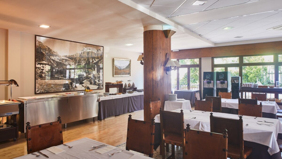 Hotel Ordesa dining room