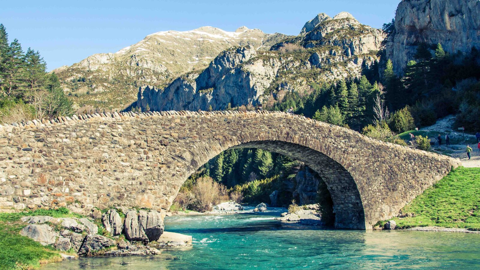 Ordesa. Valle de Otal. Puente de piedra sobre río alpino. Pirin