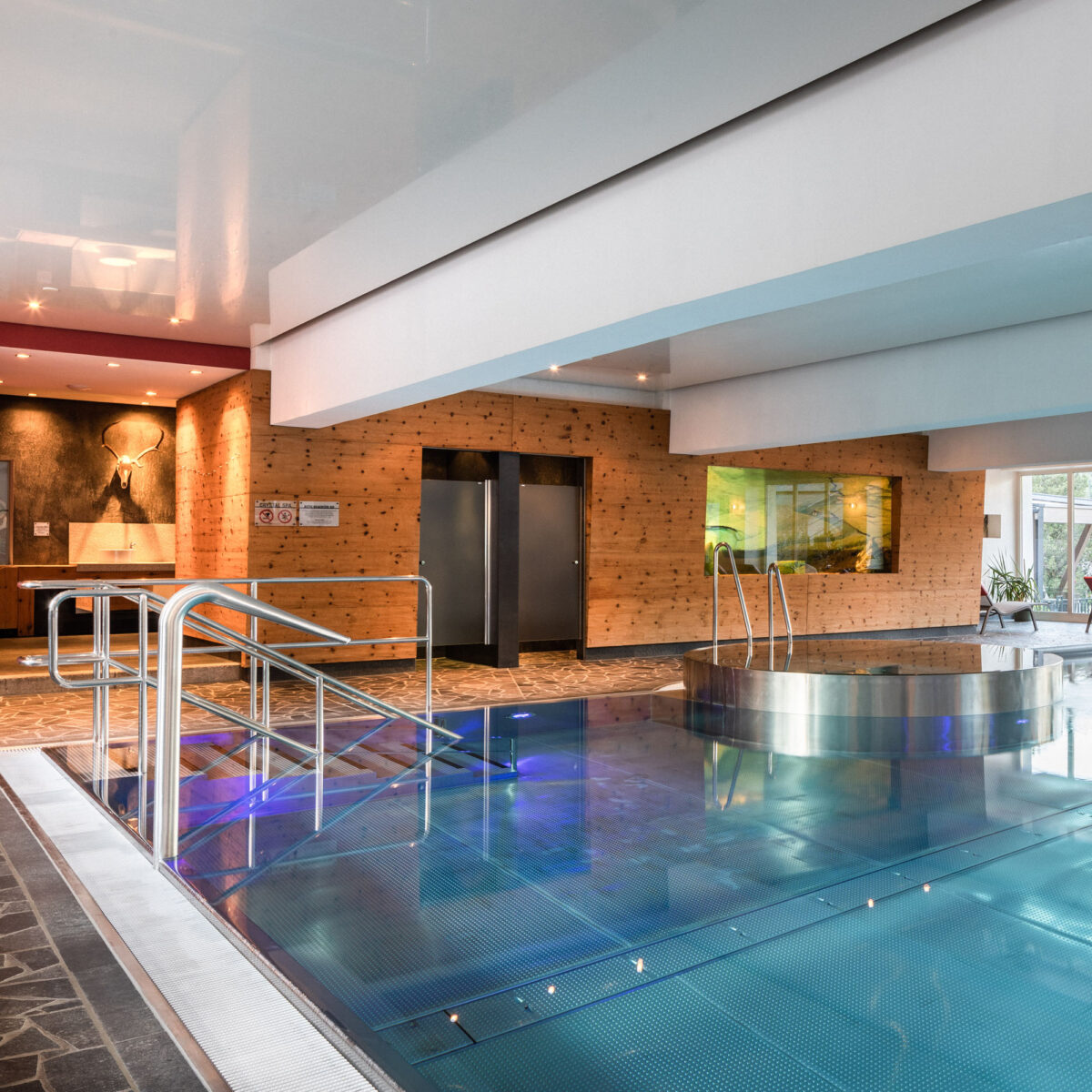 Kopie von Farblicht-Hallenbad - Wellness (c) Wander- und Wellnesshotel Gassner_1